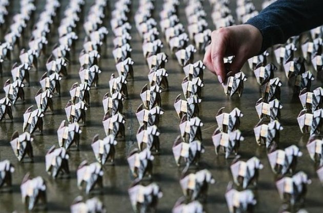 На улицах Лондона появились сотни оригами-собак из банкнот