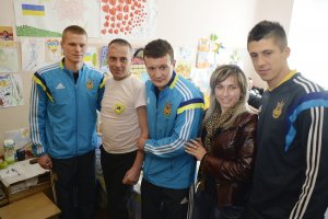 Збірна України перед битвою з Іспанією відвідала поранених бійців АТО в госпіталі