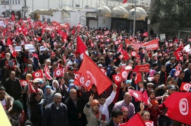 Десятки тысяч человек в Тунисе вышли на марш протеста против терроризма