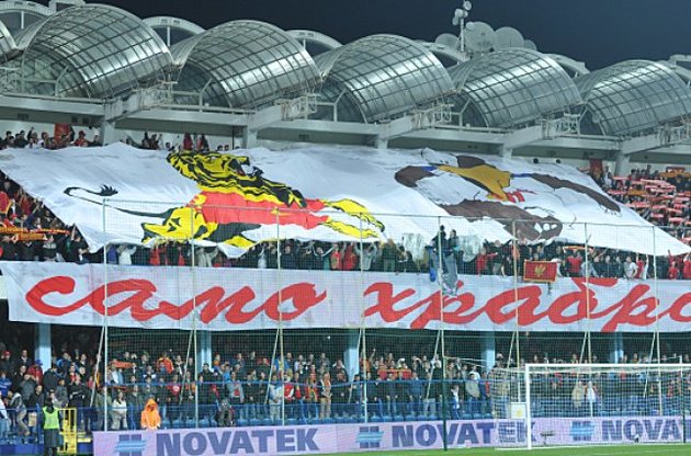 Саме з цієї трибуни в російського воротаря кинули фаєр