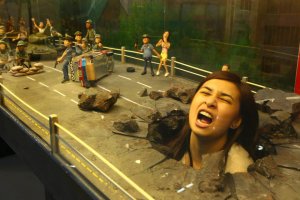 Філіппінський музей 3D картин: відвідувачі фотографуються у пащі крокодила