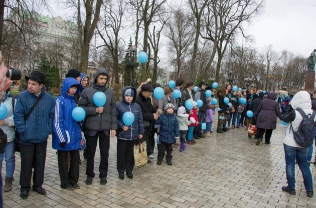 Киевляне оделись в голубой цвет ради поддержки детей-аутистов
