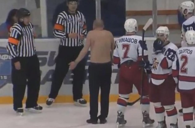 Тренер &quot;Іжсталі&quot; Андрій Разін вийшов на лід в одних штанах