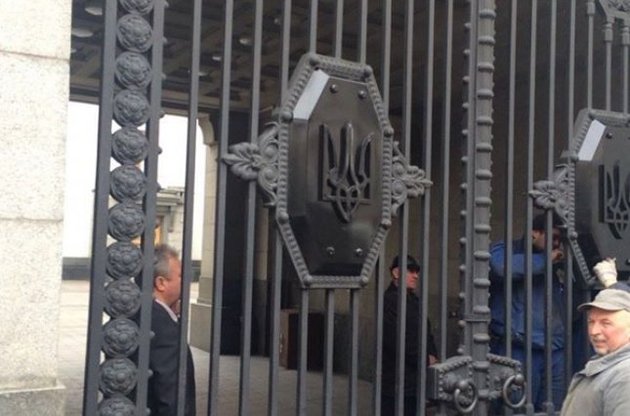 Серп и молот на воротах Верховной Рады заменили украинским гербом