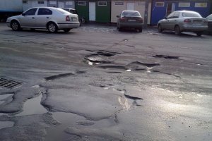 Площадь ям на украинских дорогах оценили в 5,8 млн кв. м