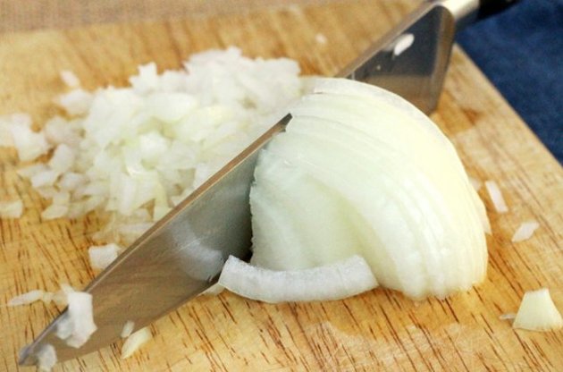 Знайдено спосіб послабити дію ензимів цибулі