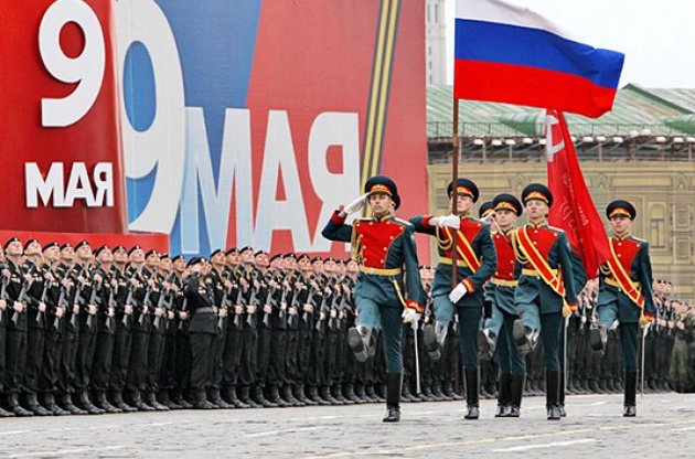 Новітній російський танк поламався на репетиції параду