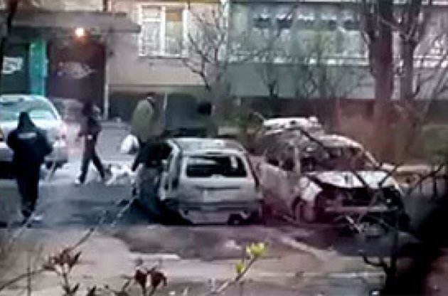 Навколо двох згорілих автомобілів працює експерт