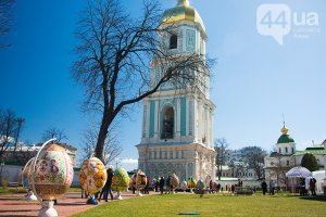В "Софии Киевской" появились огромные пасхальные яйца