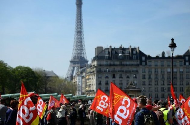 Десятки тисяч французів вийшли на протест проти політики Олланда