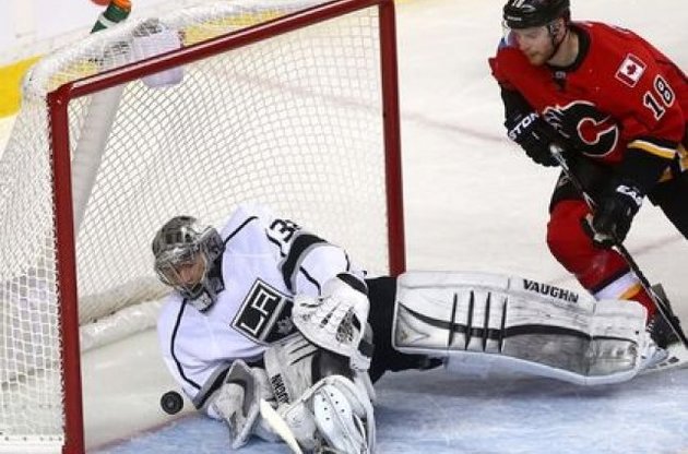 Джонатан Куік не зумів допомогти своїй команді і пропустив дві шайби. Одна влетіла вже у порожні ворота