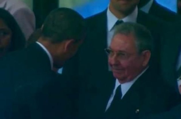 Барак Обама пожал руку Раулю Кастро