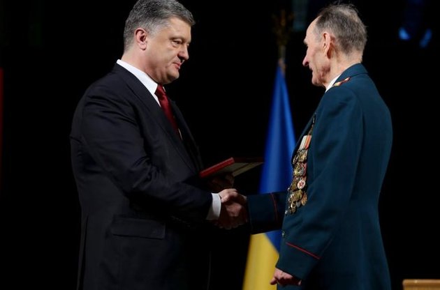 Порошенко в Одессе поздравил ветеранов