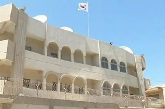 Ніхто з персоналу посольства не постраждав.