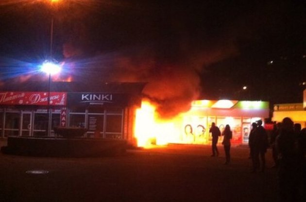 Біля виходу з метро "Позняки" сталася пожежа