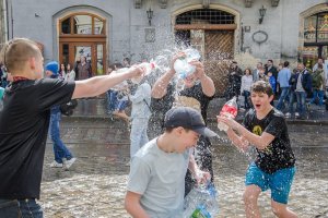 В честь Обливаного понеділка львів'яни облили водою міліціонера