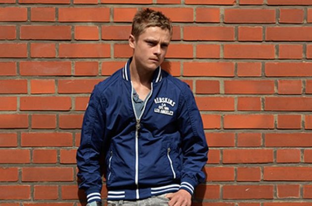 Кінокартина «З високо піднятою головою» розповідає про дорослішання малолітнього злочинця