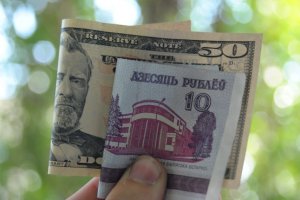 НБУ "послабив" заборону на купівлю валюти юрособами: дозволив міняти долари на білоруські рублі