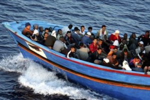Біля берегів Італії потонуло судно з 700 нелегальними мігрантами на борту