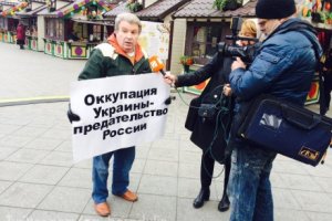 В Москве полиция задержала участников оппозиционных пикетов за плакаты в поддержку Украины