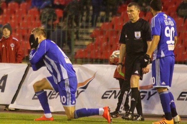 Виктор Швецов показал Андрею Ярмоленко предупреждение за симуляцию