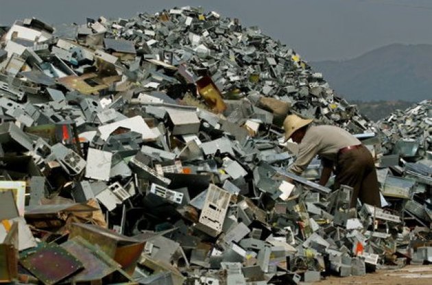 Люди за год выбросили 300 тонн золота в качестве мусора
