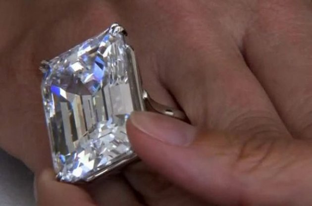 Белый бриллиант весом 100 карат продан аукционе на Sotheby's за $ 22 млн