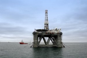 Нефть слабо растет на данных по запасам в США