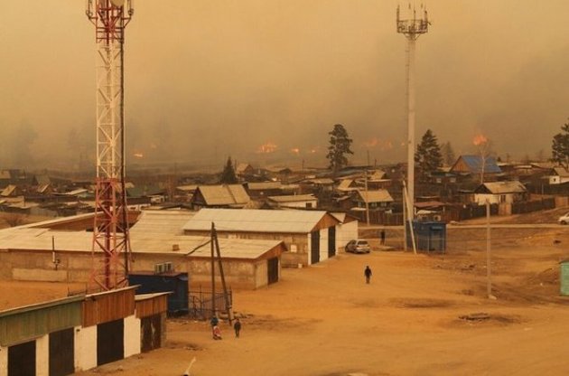 В Забайкалье огонь бушует более чем на 100 гектарах леса, в Алтайском крае - паводки