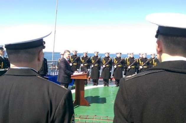 От Порошенко требует ввести военное положение