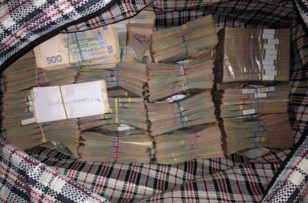 Під час обшуку вилучили 12 мільйонів гривень і 200 тисяч доларів