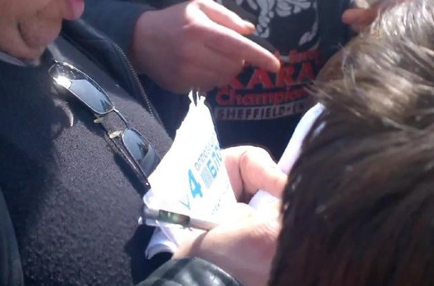 На видео видно раздачу денег митингующим &quot;шахтерам&quot;