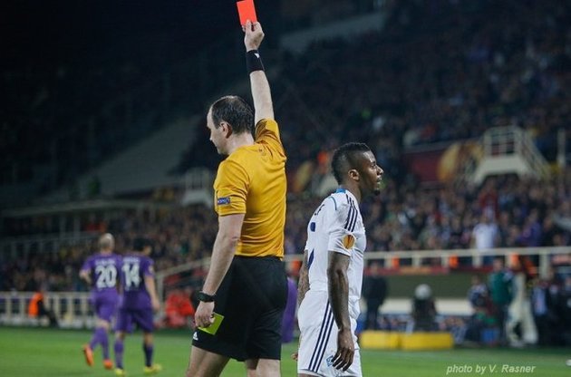 Джермейн Ленс был удален за два предупреждения