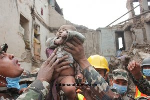 Четырехмесячный младенец чудом выжил после землетрясения в Непале