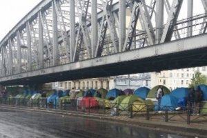 В центре Парижа нелегальные мигранты разбили два палаточных лагеря