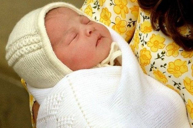 Принц Уильям и Кейт Миддлтон показали миру новорожденную принцессу