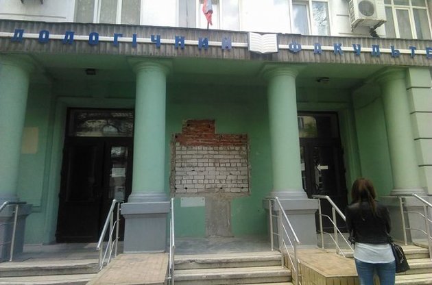 Cо здания ДонНУ в Донецке боевики демонтировали барельеф Стуса