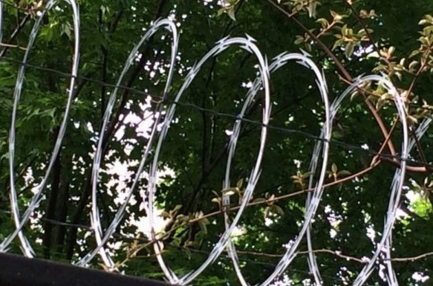 Посольство РФ в Вашингтоні обгородилося колючим дротом. Ілюстрація