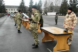 Порошенко продовжив терміни призову та звільнення в запас строковиків за червень