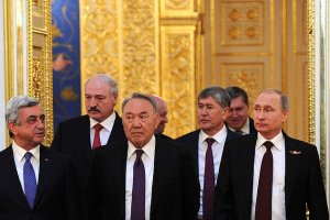 Президенти Білорусі і Узбекистану обурилися спробам привласнити перемогу над нацизмом окремими народами