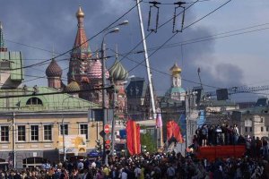 Масштабный пожар омрачил небо над парадом в Москве