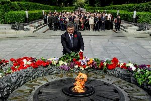 Порошенко: 9 мая в Украине всегда будет выходным, но уже не российским