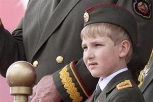 Сын Лукашенко пришел на парад в форме главнокомандующего