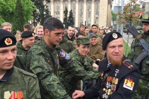 У Донецьку ватажки бойовиків прийшли на "парад" з бутафорськими медалями