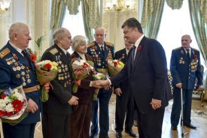 Первые 16 ветеранов получили медаль "70 лет Победы над нацизмом"