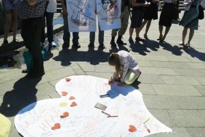На Майдане провели флешмоб в честь Дня рождения Надежды Савченко