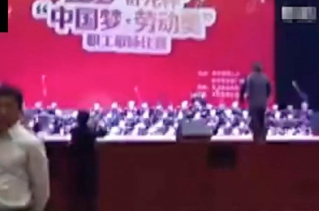 В Китае хор из 80 вокалистов внезапно провалился под сцену, есть пострадавшие
