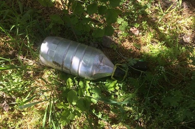 Пляшка з невідомою рідиною був обмотаний дротами