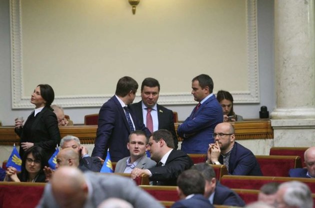 Депутати продовжують роботу і приймають закони