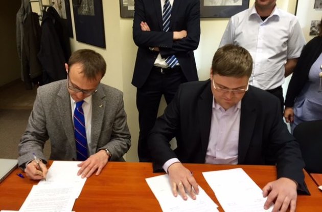 На фото — директор Галузевого державного архіву СБУ Ігор Кулик та директор Бюро надання доступу і архівації документів Інституту національної пам'яті Польщі Рафал Леськевич